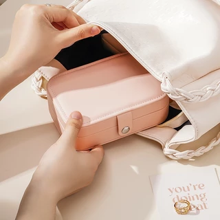 CASEGRACE Travel Jewellery กล่อง PU หนังกล่องเครื่องประดับสําหรับผู้หญิงแบบพกพา Mini Travel Case จอแสดงผล Jewellery กล่องเก็บสําหรับต่างหูแหวนสร้อยคอ