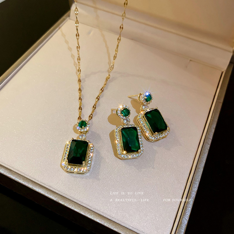แฟชั ่ นอัญมณีสีเขียวสแควร ์ ต ่ างหูสร ้ อยคอหรูหรา Retro High-End ความรู ้ สึกอารมณ ์ Clavicle Chain