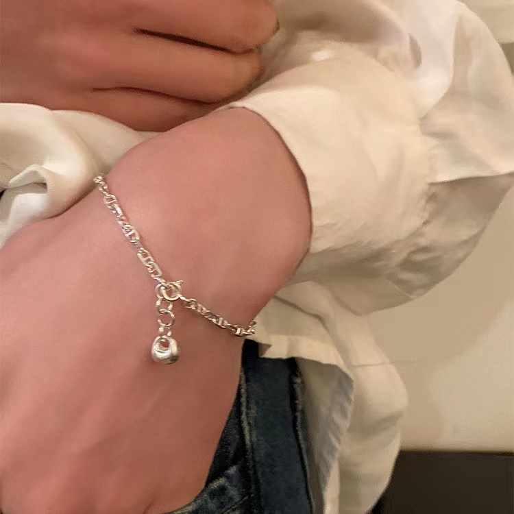 สร้อยข้อมือจมูกหมูสำหรับผู้หญิง การออกแบบที่ทันสมัย เรียบง่ายเหมาะกับทุกสไตล์