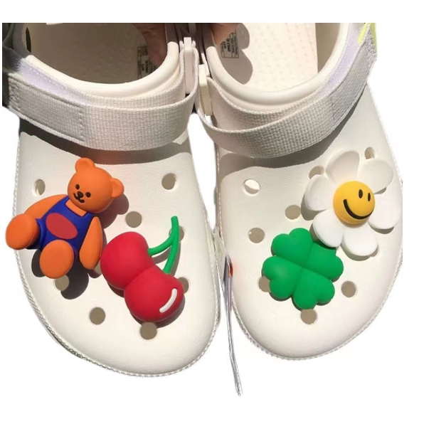 Crocs สไตล์ใหม่ crocs รองเท้าดอกไม้อุปกรณ์เสริมหัวเข็มขัดรองเท้า crocs Zhibixing อุปกรณ์เสริมตกแต่งสามมิติดอกทานตะวัน Four-Leaf Clover Cherry Big Bear Bee ดอกไม้หยิบสาม