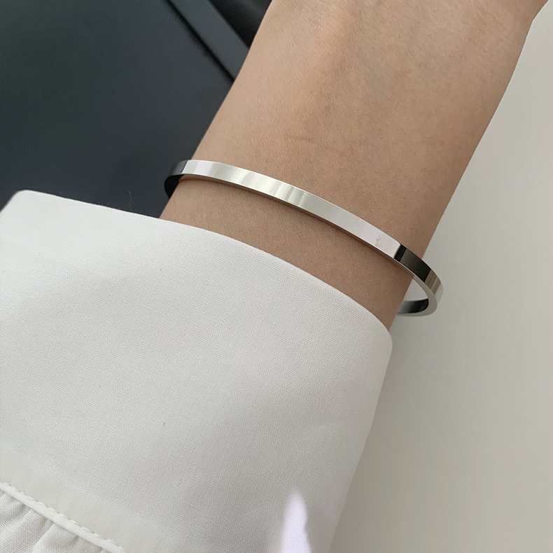 สร้อยข้อมือเหล็กไทเทเนียมแบบเรียบง่ายร้อยคู่เปิดสร้อยข้อมือแฟชั่นสไตล์วินเทจอารมณ์ - รูปที่ 4