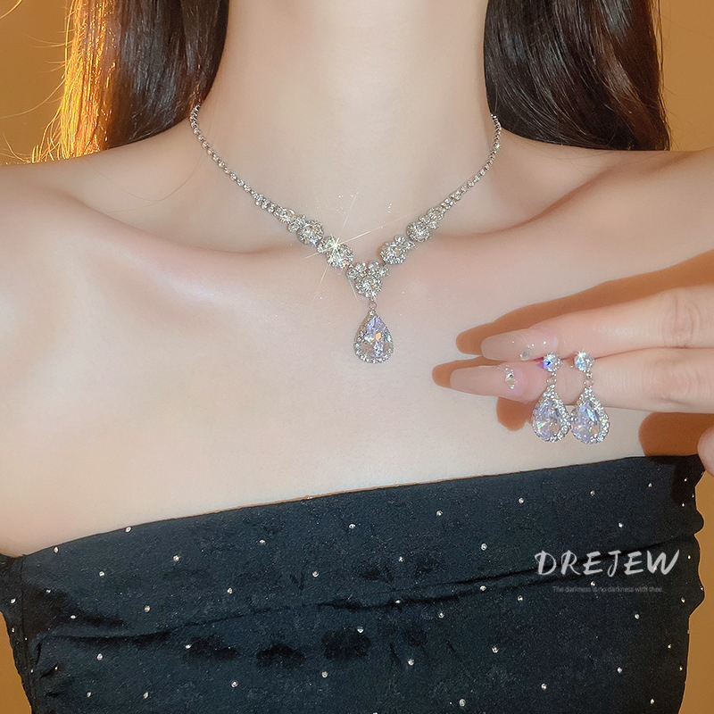 DREJEW เดรช แฟชั่นเพทายหยดน้ําจี้สร้อยคอชุดระดับไฮเอนด์แสงหรูหราสไตล์ประณีตกระดูกไหปลาร้าโซ่อเนกประสงค์เครื่องประดับสไตล์ใหม่ส
