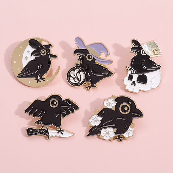 แม่มด Crow Raven เข็มกลัด Pins Gothic Moon ดอกไม้ Skull เข็มกลัดปกป้ายโลหะ Witchcraft Pin เครื่องประดับของขวัญสําหรับเพื่อน