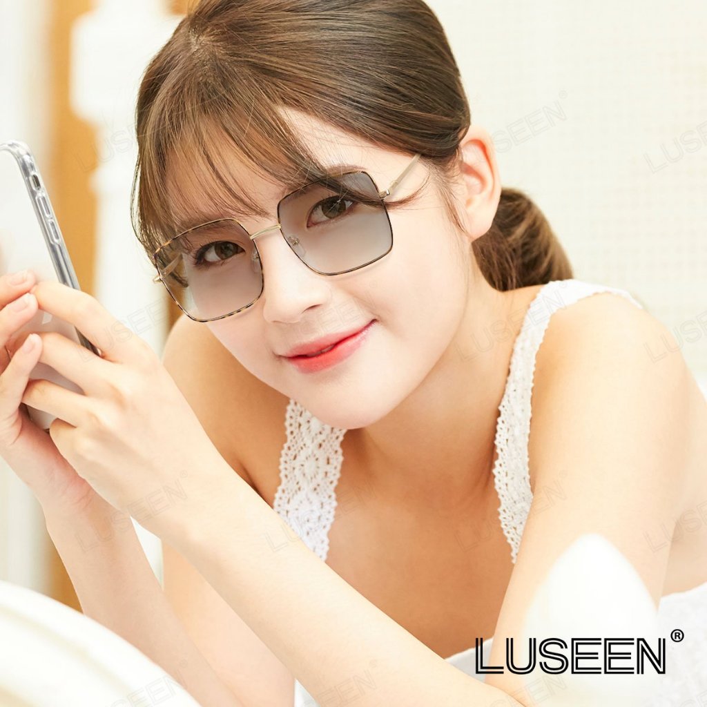 LUSEEN แว่น แว่นตาโฟโตโครมิก กันUV99% แว่นกรองแสง แฟชั่นเกาหลี ป้องกันแสงสีฟ้า แว่นตาแฟชั่น AG2252
