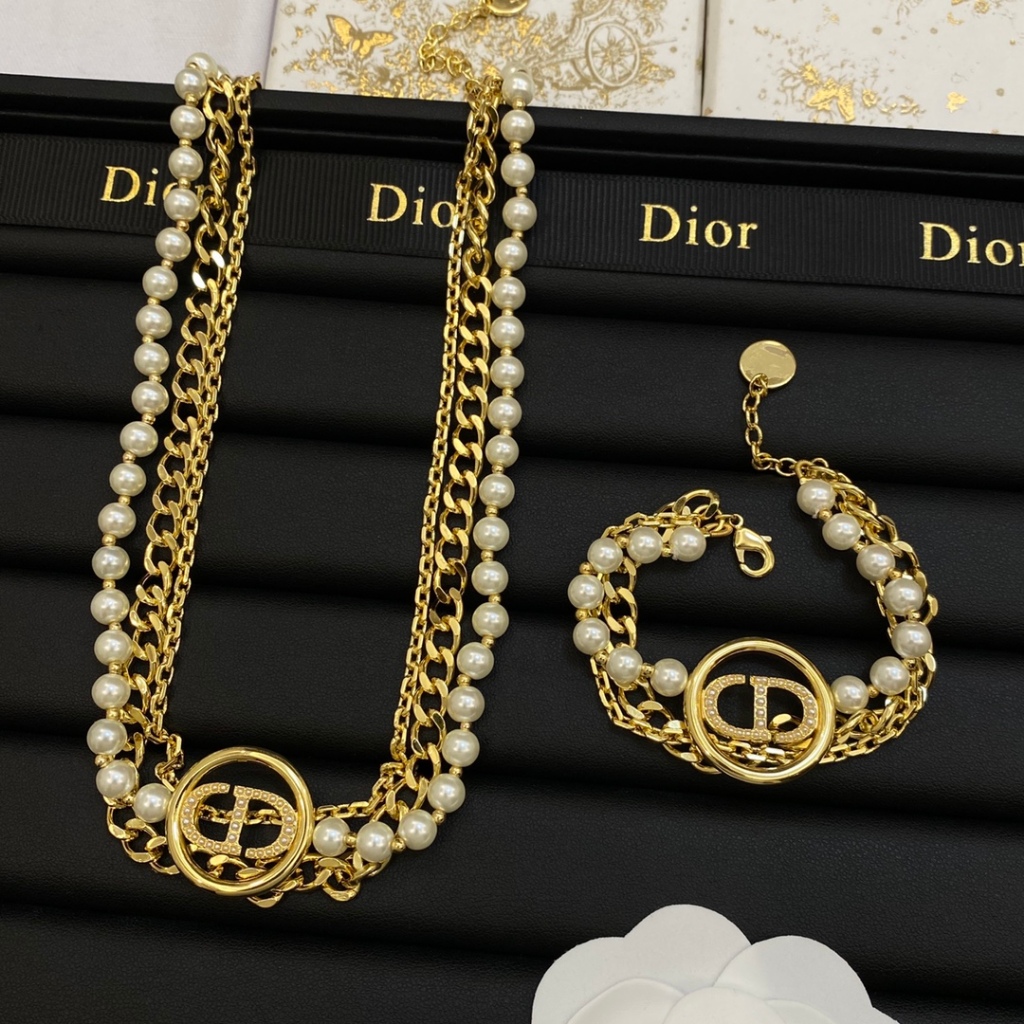 เทรนด ์ แฟชั ่ นใหม ่ ซีดีตัวอักษรสร ้ อยคอมุกคู ่ สร ้ อยข ้ อมือทอง 18K