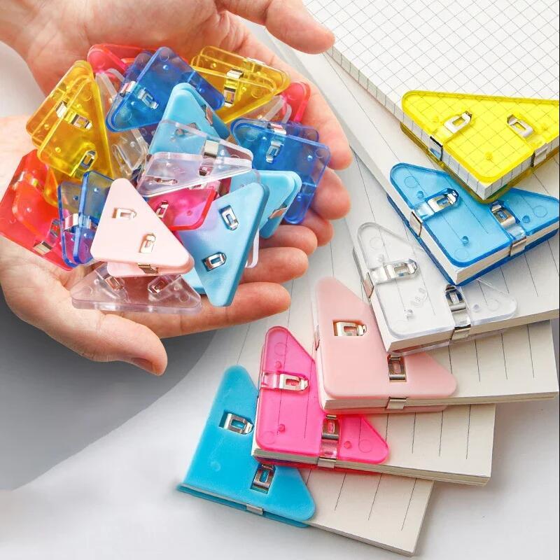 5ชิ้นที่มีสีสันคลิปหนีบกระดาษสามเหลี่ยมมุมคลิปชุดใสที่มีสีสันหน้าผู้ถือคลิปหนีบกระดาษไฟล์ดัชนีภาพหนีบสํานักงานโรงเรียนโต๊ะจัด