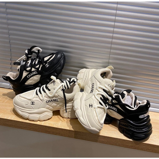 (35-40] รองเท้าสตรีอินเทรนด์ฝรั่งเศส Chanel สูงรองเท้าสีขาวหนารองเท้ากีฬาลำลองกลางแจ้ง