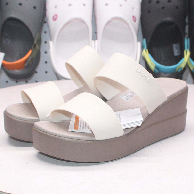 Crocs รองเท้าแตะ Brooklyn สําหรับผู้หญิง  206219