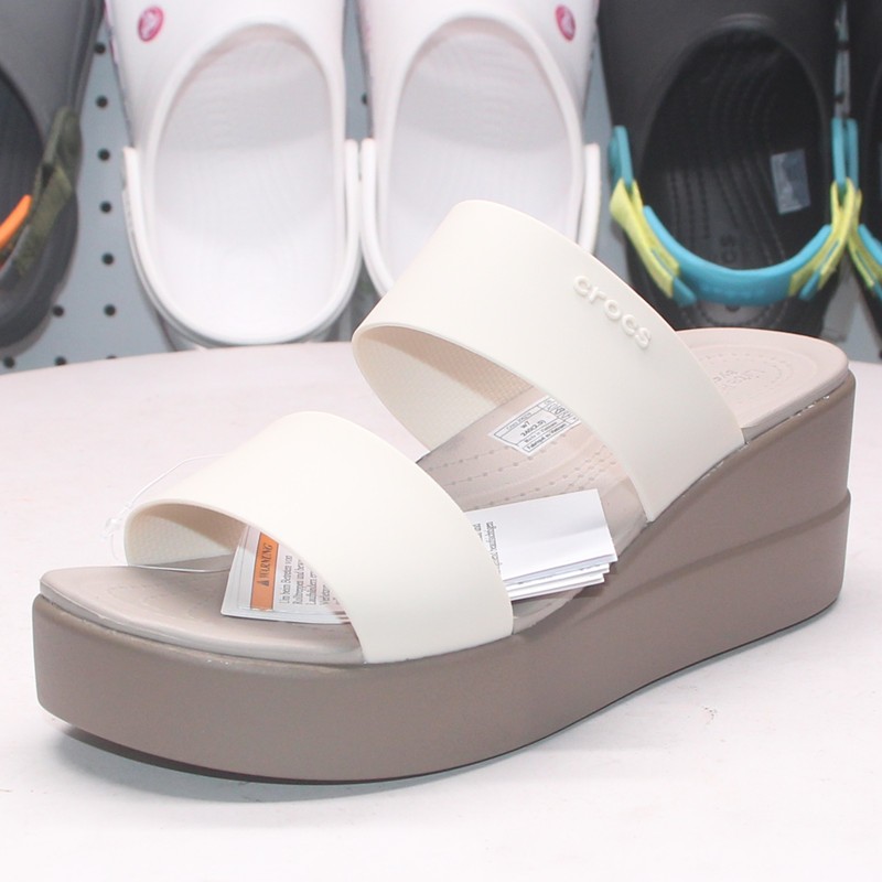 Crocs รองเท้าแตะ Brooklyn สําหรับผู้หญิง  206219