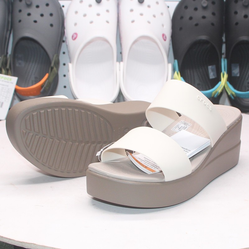 Crocs รองเท้าแตะ Brooklyn สําหรับผู้หญิง  206219