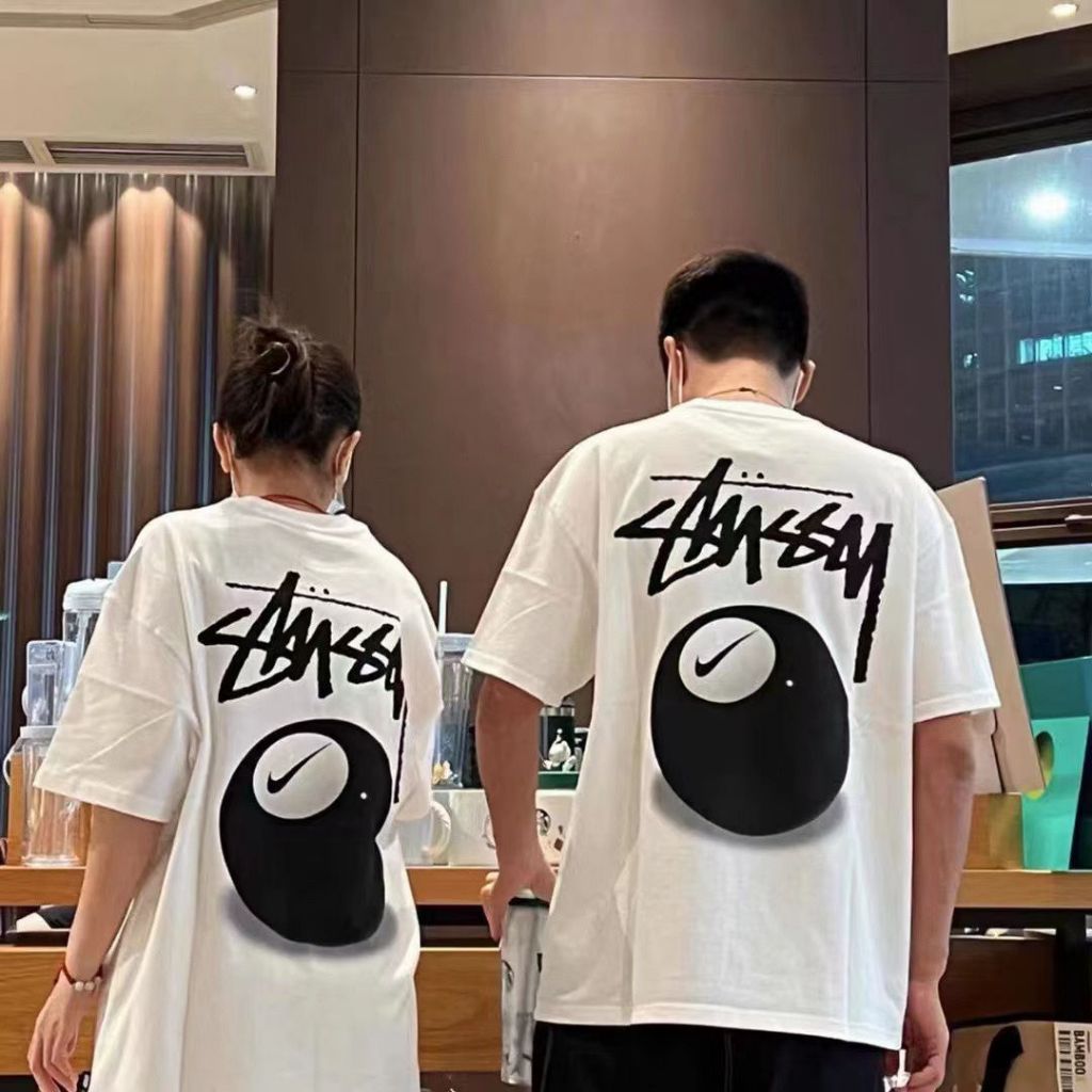 คุณภาพสูงสต็อก unisex tee NIK ใหม่ที่ทันสมัยและสบายๆรอบคอบิลเลียดบอลขนาด 8 พิมพ์ขนาดใหญ่รอบคอแขนสั้นเสื้อยืดป้ายคอ + ป้ายห้อย XS-3XL