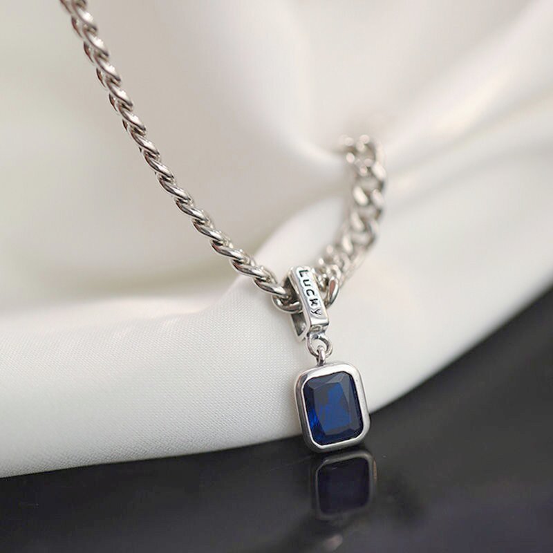 สร ้ อยคอเพทายสีฟ ้ าอุปกรณ ์ เสริมเกาหลี Retro แฟชั ่ นตัวอักษรเรขาคณิต Hip Hop Collar Chain สําหรับผู ้ ชายและผู ้ หญิง