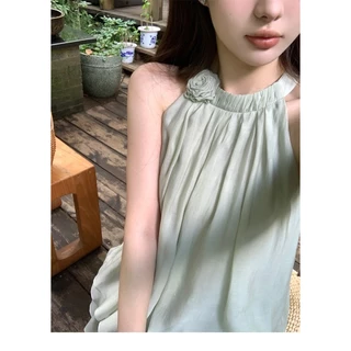 ชุดเสื้อผ้าแขนกุดสีเขียวเข้มที่มีคอกลมและกระโปรงกางเกงที่เข้ารูปสูงเพื่อปกปิดเข่าและแสดงรูปร่างที่ผอมเพรียวของผู้หญิงในฤดูร้อน