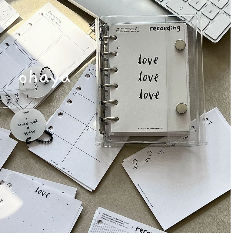 โอยา | รัก | A7 Loose-leaf Book โปร่งใสสีดําสีขาวสองด้าน Perforated คู่มือทํารายการ 122 แผ่นหน้าด้านใน D435