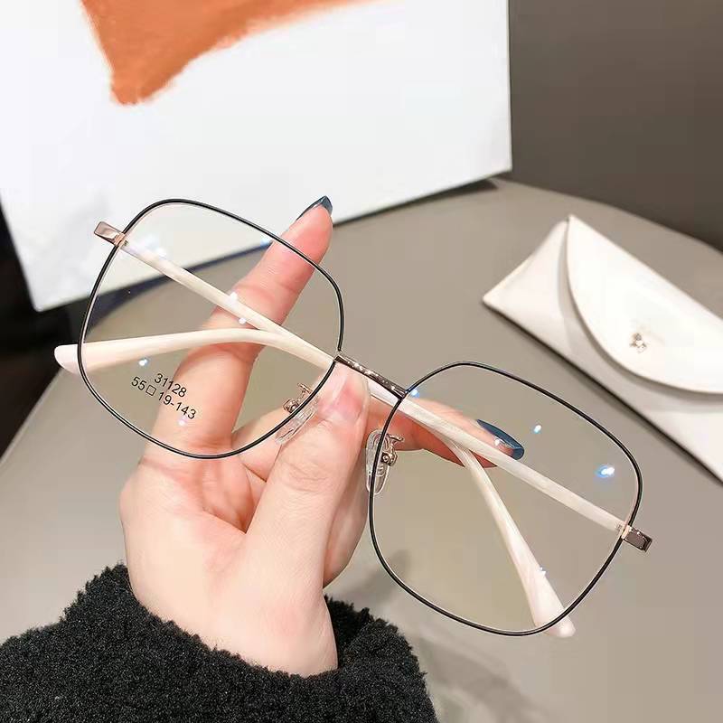 แว่นสายตาสั้น ออกแดดเปลี่ยนสี แว่นกรองแสง ป้องกันรังสี เลนส์ออโต้ แว่นตาแฟชั่น ผู้ชาย ผู้หญิง 0 ถึง -400 ปรับแสงอัตโนมัติ เลนส์จะเปลี่ยนเป็นสีเทาโดยอัตโนมัติภายใน 5 วินาที ช่วยป้องกันรังสีอัลตราไวโอเลตได้อย่างมีประสิทธิภาพ - รูปที่ 6