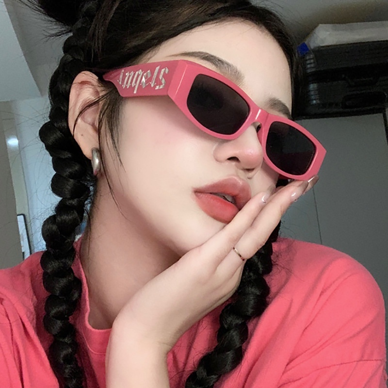 ย้อนยุคสไตล์พังก์แว่นกันแดดกรอบสี่เหลี่ยม ยูวี400 ป้องกันรังสียูวีชายและหญิงตัวอักษรสีขาวแฟชั่นถ่ายภาพด่วนส่ง