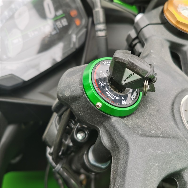 เหมาะสําหรับ Kawasaki ZX4RR ZX4R ZX25R ดัดแปลงอลูมิเนียมไฟฟ ้ าประตูล ็ อคฝาครอบตกแต ่ งหมวกอุปกรณ ์ เสริม