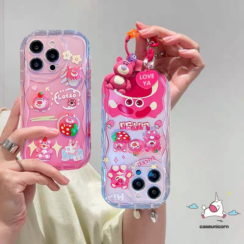 การ ์ ตูน Toy Story น ่ ารัก Lotso สตรอเบอร ์ รี ่ หมี 3D ตุ ๊ กตาจี ้ สําหรับ IPhone 7Plus 11 13 12 15 14 Pro MAX 7 8 14 Plus XR X XS MAX SE แบรนด ์ อินเทรนด ์ อังกฤษ Wave Edge กรณี