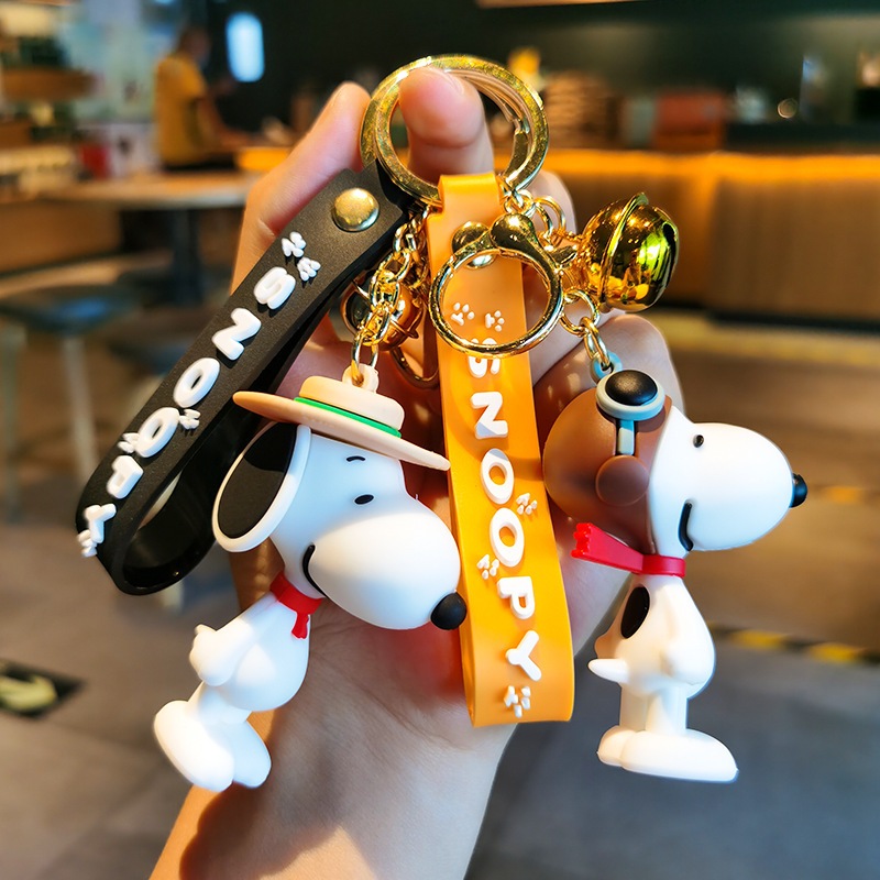 อะนิเมะ Snoopy Charlie Brown Action Figure พวงกุญแจ Snoopy กระเป๋าจี้ตุ๊กตาจี้คู่พวงกุญแจรถวันเกิด
