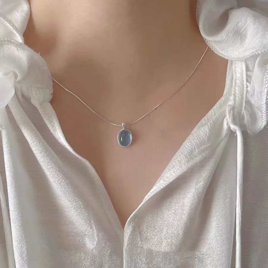 Aquamarine มูนสโตนสร้อยคอหญิง All-Match Niche Design หรูหราจี้รูปไข่งูกระดูกโซ่ของขวัญหญิงให้
