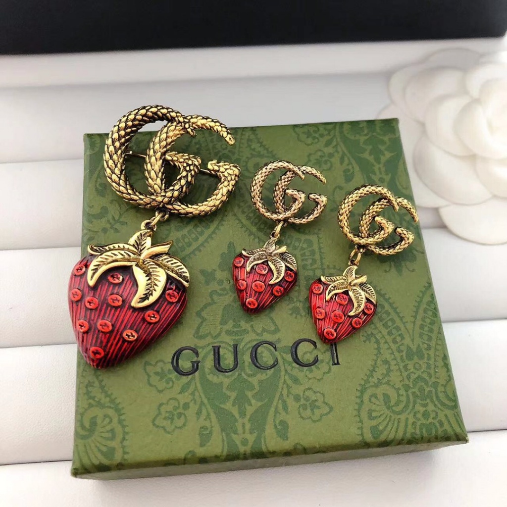 Charmgucc Letter Red Strawberry Pendant แฟชั่นเข็มกลัดต่างหูชุด