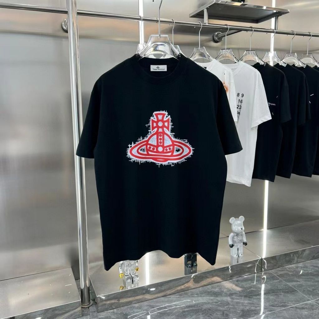 ในสต็อก Westwood แฟชั่นสบายๆใหม่ Breathable Graffiti Planet โลโก้พิมพ์เสื้อยืดแขนสั้นขนาดใหญ่ XS-3XL