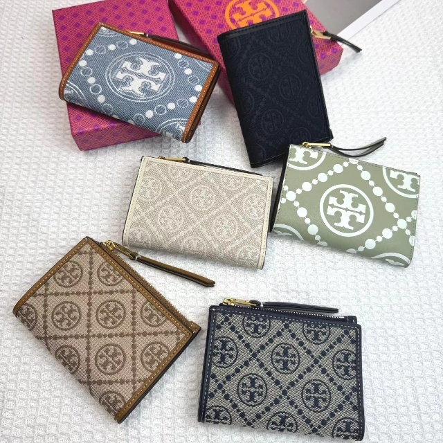 แพคเกจบัตรกระเป๋าหนังวัวใหม่ของ Tory Burch
