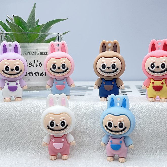 Overalls Labu ตุ๊กตาผ้า PVC ตุ๊กตายางนุ่มสไตล์ใหม่ Labu ผ้าแกะน้อยพวงกุญแจจี้การ์ตูน Lamb คู่รถพวงกุญแจจี้