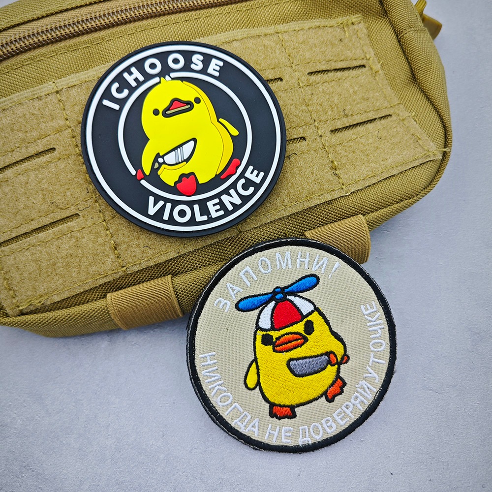 ICHOOSE VIOLENCE ยาง PVC คุณภาพสูงยุทธวิธีเป็ดสีเหลืองน้อยป้ายยางอุปกรณ์เสริม Arm Hook & Ring Fastener