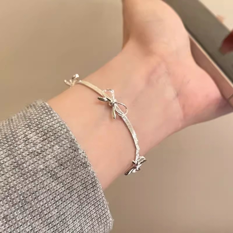 แฟชั ่ นสร ้ อยข ้ อมือโบว ์ เกาหลีหญิงสีเงินอินของขวัญวันเกิดนักเรียนชั ้ นดี