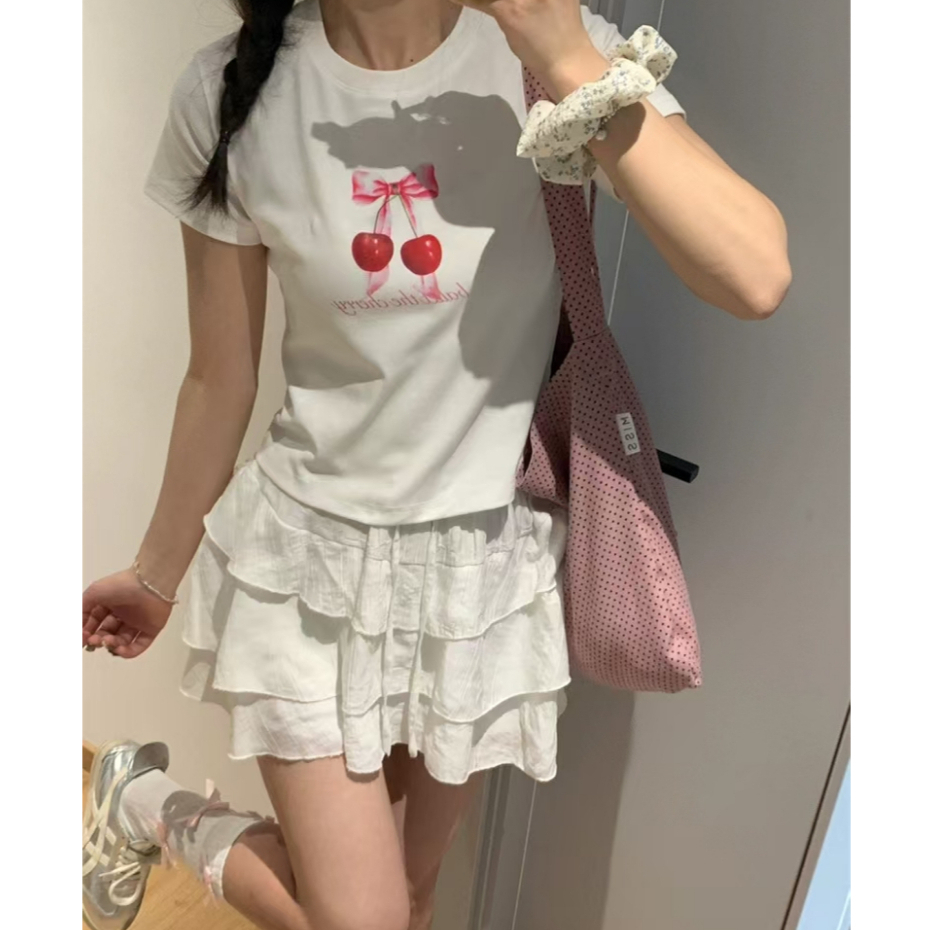 Suitcute เสื้อยืดสีขาวผ้านุ่มพิเศษโบว์เชอร์รี่ตกแต่ง