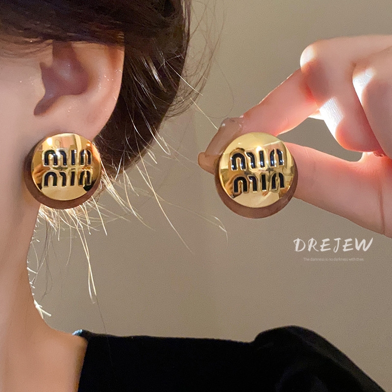 DREJEW เดรช 925 เงินเข็มรอบจดหมายต่างหู ซอก อารมณ์เย็นสไตล์ต่างหูบุคลิกภาพอเนกประสงค์แสงหรูหราระดับไฮเอนด์ต่างหู ไม่แพ้ง่าย