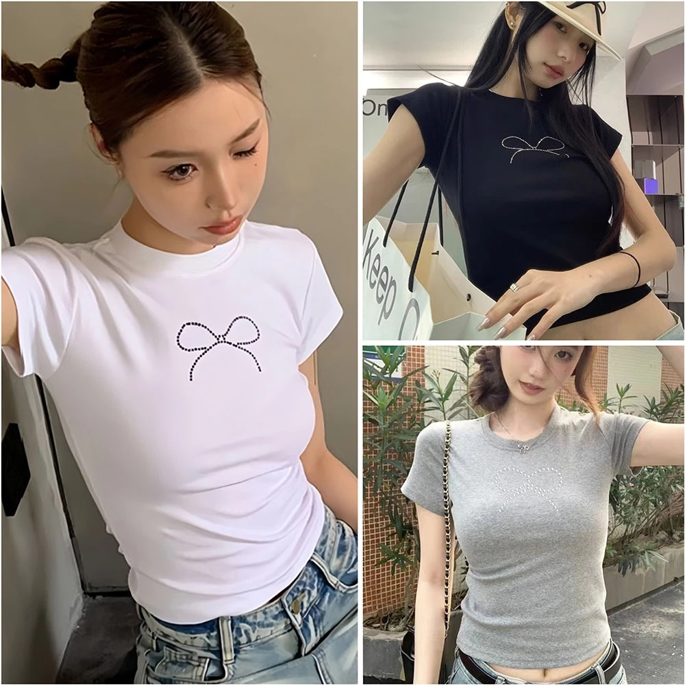 Betty House💟พร้อมส่ง เสื้อยืด เสื้อครอป ครอปน่ารัก แขนสั้นแฟชั่นผู้หญิง แขนสั้นกระชับสัดส่วน พิมพ์ลายโบว์ สไตล์เกาหลี crop top