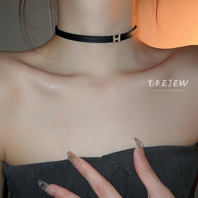 DREJEW สแควร ์ จีบตัวอักษรหนังหัวเข ็ มขัดสร ้ อยคอสาวร ้ อนหวานและเย ็ นสไตล ์ สร ้ อยคอเดียวกันสําหรับผู ้ หญิง