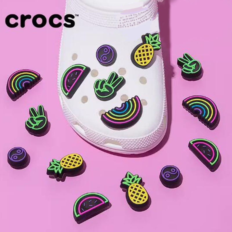 Crocs Crocs Wang Junkai สไตล์เดียวกัน Zhibixing อุปกรณ์เสริมรองเท้ารูดอกไม้เนื้อสนุกชุดสูทห้าชิ้นสไตล์ธรรมดา