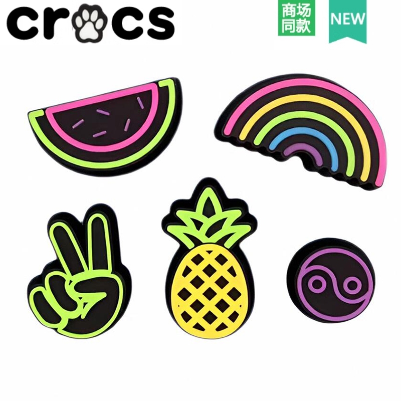 Crocs Crocs Wang Junkai สไตล์เดียวกัน Zhibixing อุปกรณ์เสริมรองเท้ารูดอกไม้เนื้อสนุกชุดสูทห้าชิ้นสไตล์ธรรมดา
