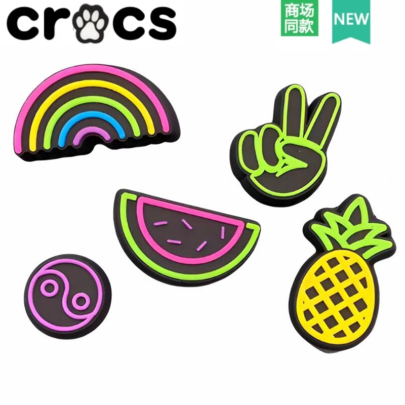 Crocs Crocs Wang Junkai สไตล์เดียวกัน Zhibixing อุปกรณ์เสริมรองเท้ารูดอกไม้เนื้อสนุกชุดสูทห้าชิ้นสไตล์ธรรมดา