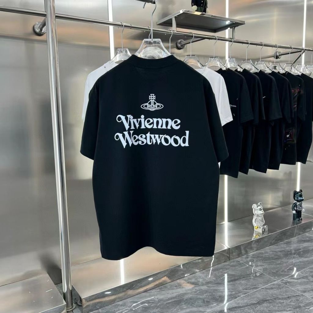 มีสินค้า เสื้อยืด Vivienne Westwood เสื้อยืดคุณภาพสูงโลโก้ตัวอักษรด้านหน้าและด้านหลังเสื้อยืดแขนสั้นสําหรับคู่รักสวมใส่ป้าย