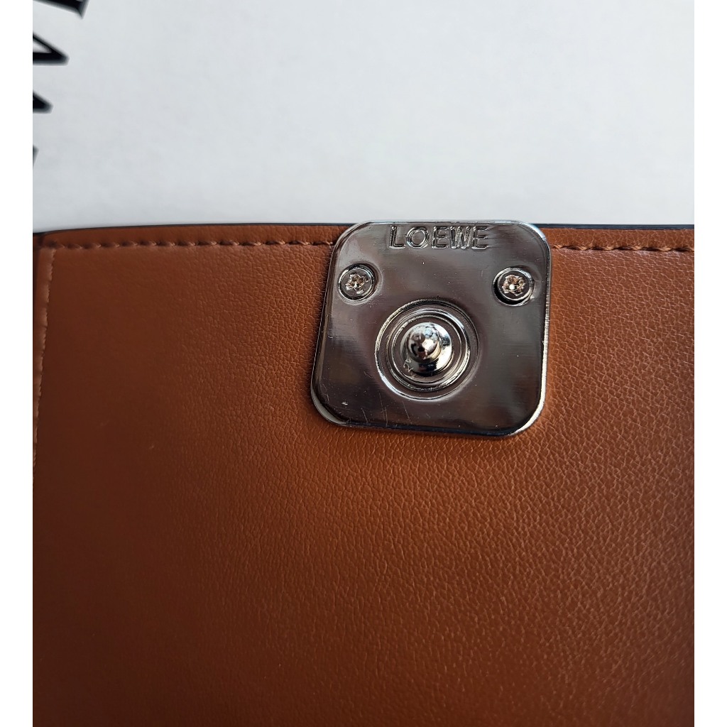 Loeweเตรียมจัดส ่ งกระเป ๋ าสตางค ์ ใบสั ้ นใหม ่ ของผู ้ หญิง L1104 คุณภาพสูง - รูปที่ 5