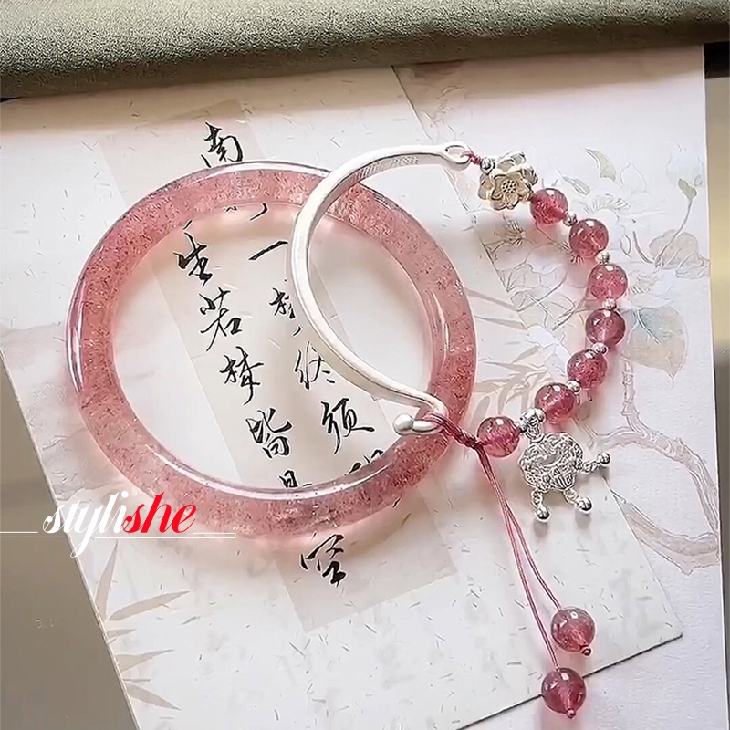 เลียนแบบสตรอเบอร์รี่ควอตซ์สร้อยข้อมือชุดผู้หญิง เลียนแบบหยกเรซิ่นแหวนมือลูกปัดยืนยาวล็อคสร้อยข้อมือเครื่องประดับแฟชั่นจีน
