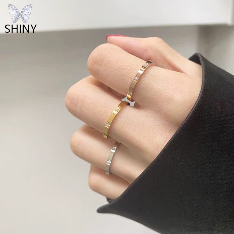 แหวนสามเพชรเงาสแตนเลสไม่มืดแฟชั่นสไตล์เฉพาะเหมาะสําหรับผู้หญิง