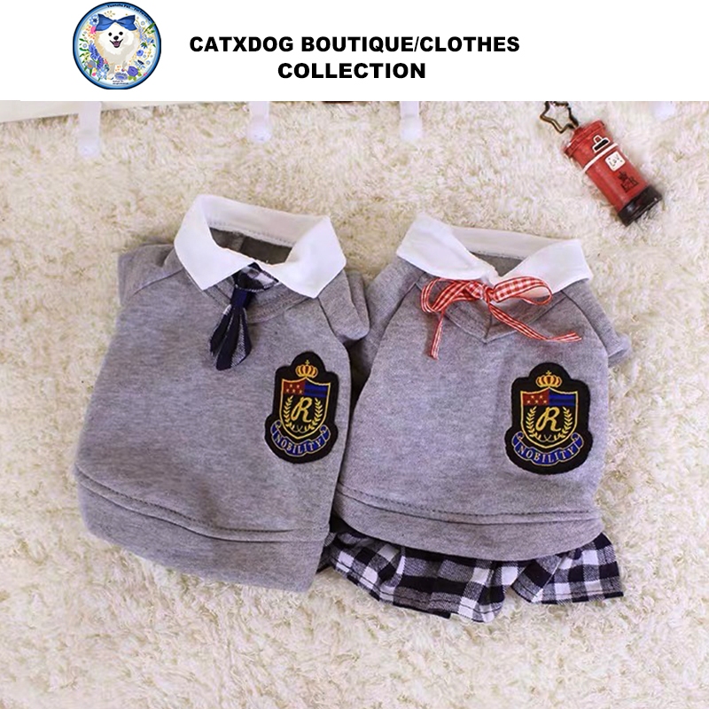 【Yuanzhs Pet】น่ารักสไตล์มหาวิทยาลัยสัตว์เลี้ยงเสื้อยืดสไตล์เกาหลีคู่เสื้อผ้าสุนัข ชุดนรแมว ชุดสุนัขเล็กพร้อมส่ง ชุดแมวไปโรงเรียน ทักซีโด้หมา เสื้อสงกรานต์แมว เสื้อกล้ามแมวชุดแมวสัตว์เลี้ยง ชุดนักเรียน สุนัขชุดกระ โปรงหมา
