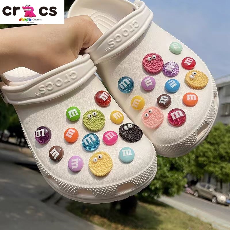 Crocs Jibbitz Charms อุปกรณ์เสริมรองเท้าแตะ DIY ลายคุกกี้น่ารัก หัวเข็มขัดตกแต่งรูรองเท้า M Bean
