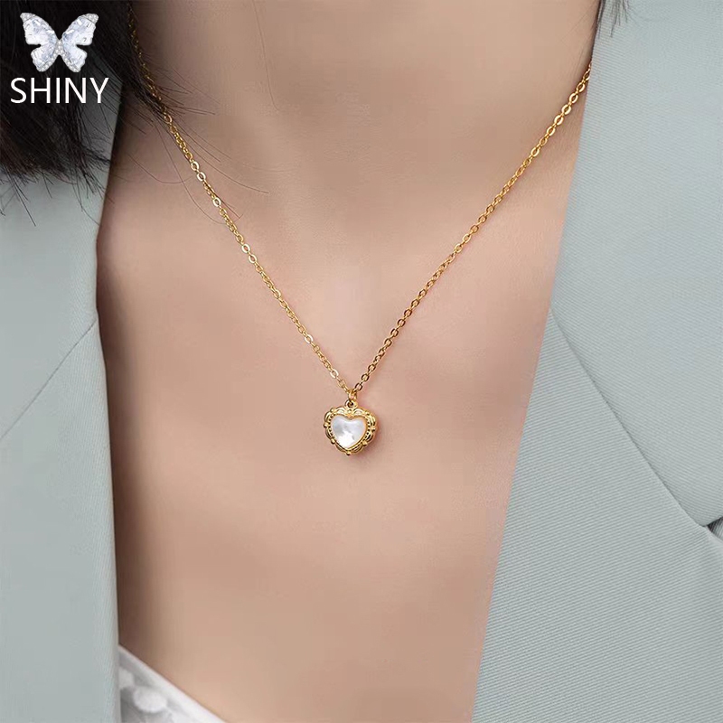 สร ้ อยคอ Fritillary รูปหัวใจเงา สแตนเลสไม ่ มืด สไตล ์ เรียบง ่ ายทุกการแข ่ งขัน เหมาะสําหรับผู ้ หญิง