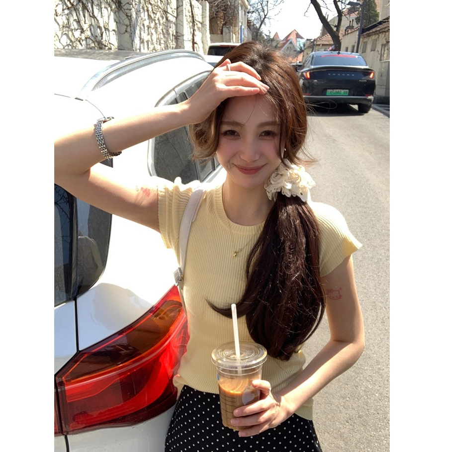 Xiao Fei Xiu เสื้อยืดแขนสั้นไหล่สั้นผู้หญิงบางฤดูร้อนกระชับสัดส่วนเอวสูงแน่นด้านบน