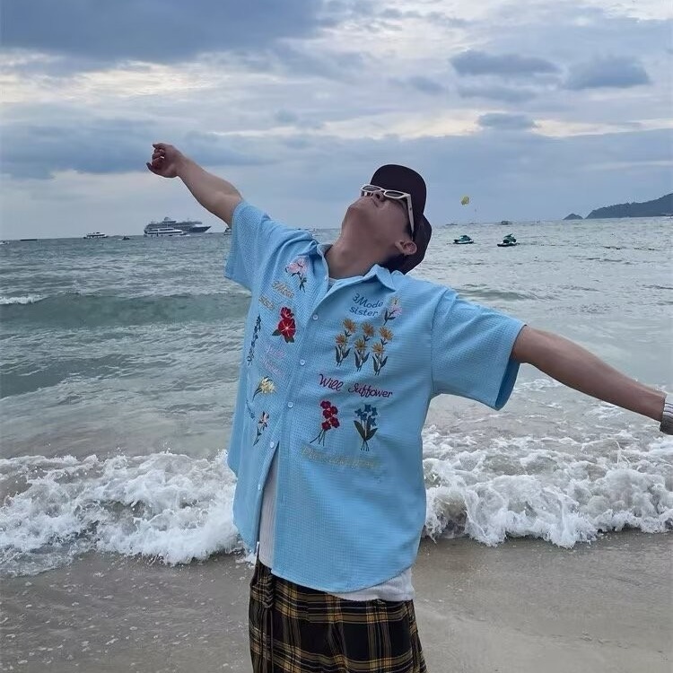 วาฟเฟิลดอกไม้ที่มีสีสันปักเสื้อผู้ชายฤดูร้อนสไตล์ขี้เกียจหลวมสบายๆทุกการแข่งขันครึ่งแขนเสื้อผู้ชาย M-2XL ขนาดเล็กสดปกครึ่งแขนเสื้อผู้ชาย
