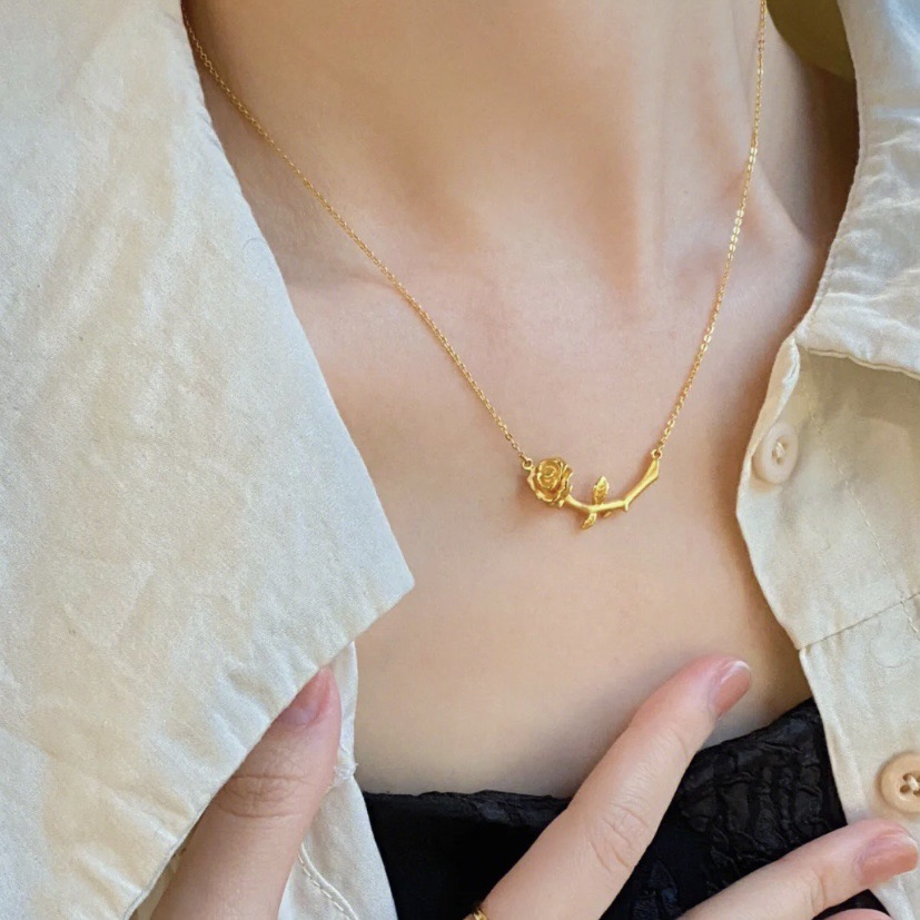 Romantic Rose Design สร ้ อยคอสแตนเลสชุบ PVD สีทอง 18K