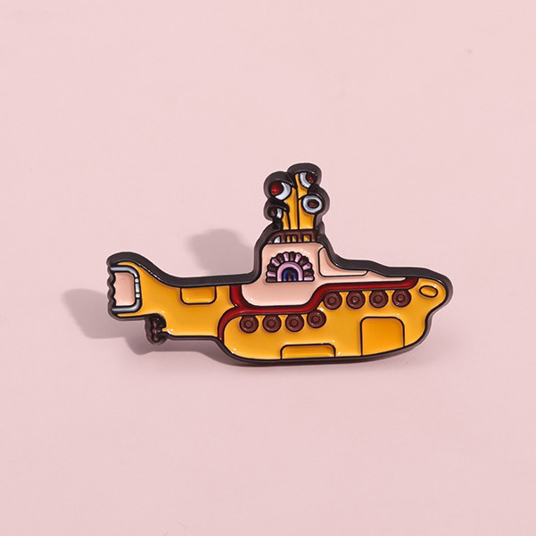 การ์ตูนสีเหลือง Steamer เรือดําน้ําเข็มกลัด Pins ตลก Rock Band เข็มกลัดป้ายโลหะกระเป๋าเป้สะพายหลังเสื้อผ้าอุปกรณ์เสริมของขวัญ