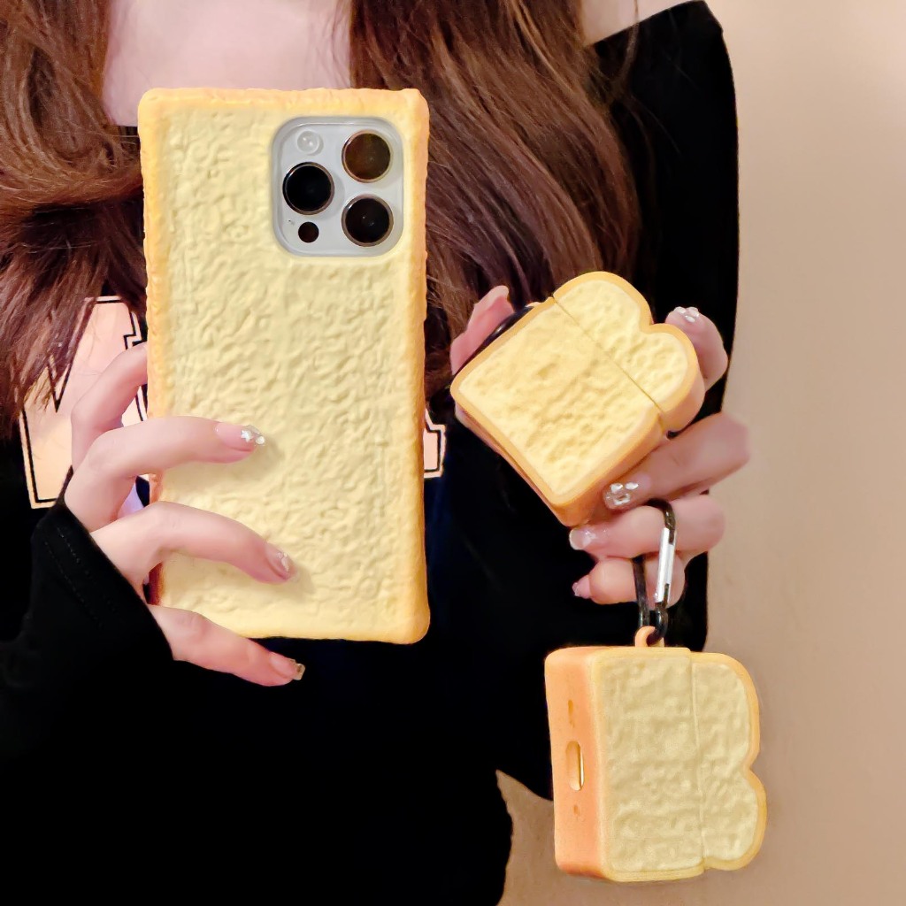 นุ่ม 3D Toast ขนมปังเคสโทรศัพท์สําหรับ iPhone 17 16 15 14 Pro Max 13 12 Pro Max 11 บิสกิตไข่ผู้ถือโทรศัพท์มือถือวงเล็บสําหรับ airpods Pro 3 airpods 4