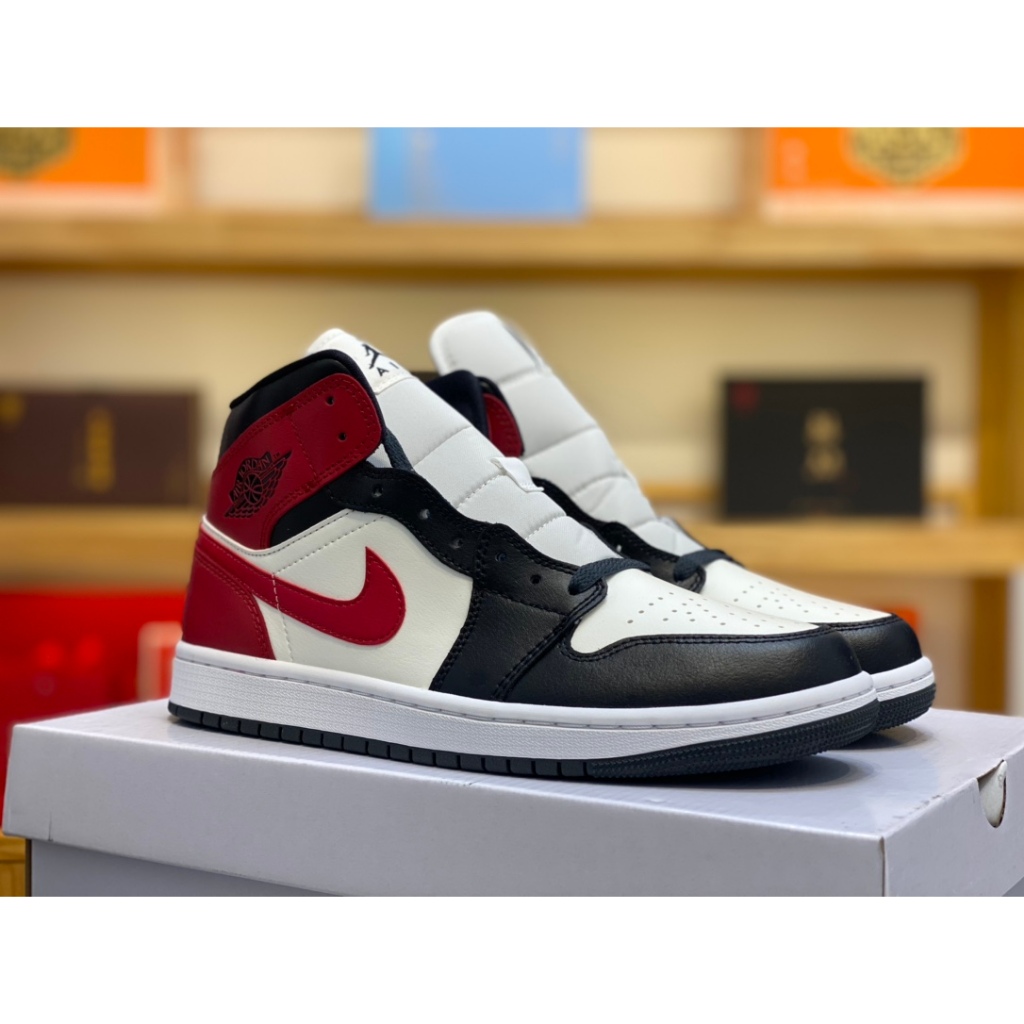 Air A/J 1 กลางสีดําสีขาวสีแดง Pure Original Series BQ6472 160 ผู้ชายผู้หญิงกีฬารองเท้ารองเท้าสบายๆ